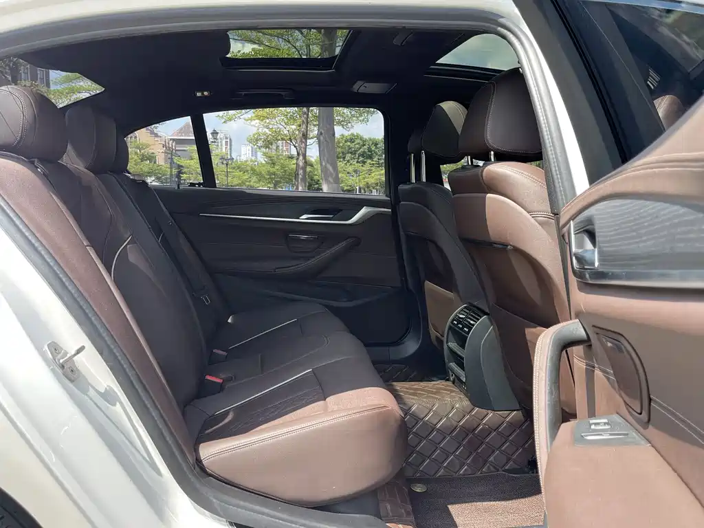BMW 5 Series — миниатюра 13