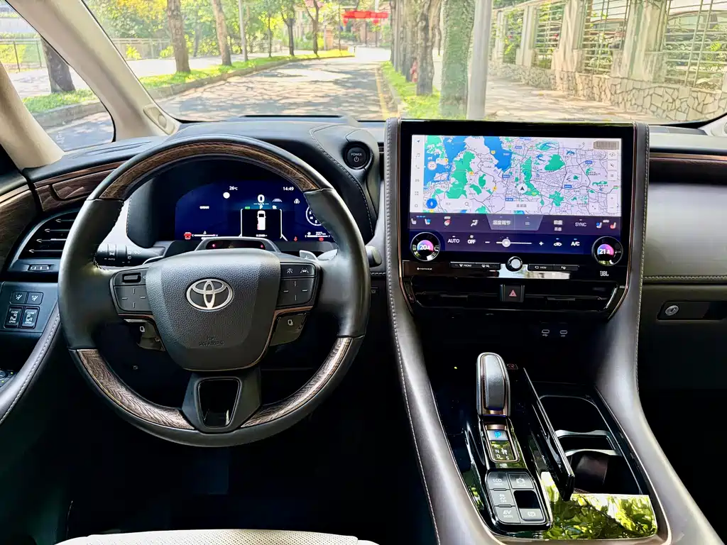 Toyota Alphard — миниатюра 11