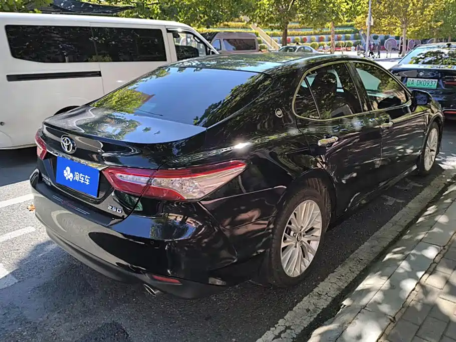 Toyota Camry — миниатюра 3