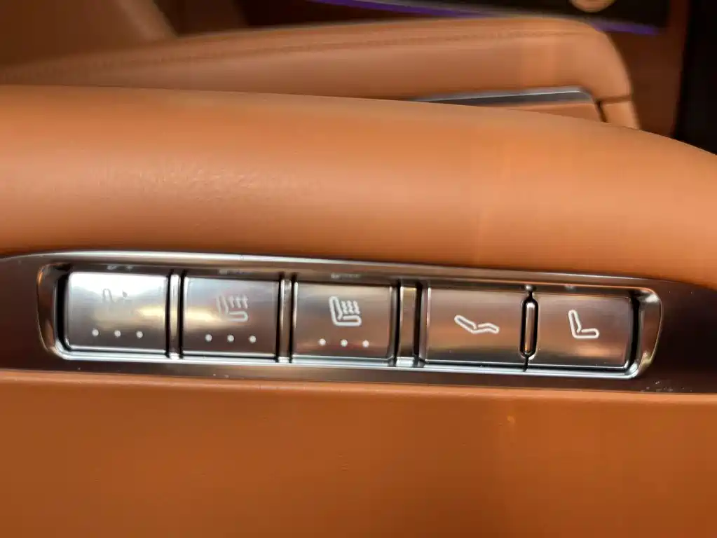 AITO ASK THE WORLD M9