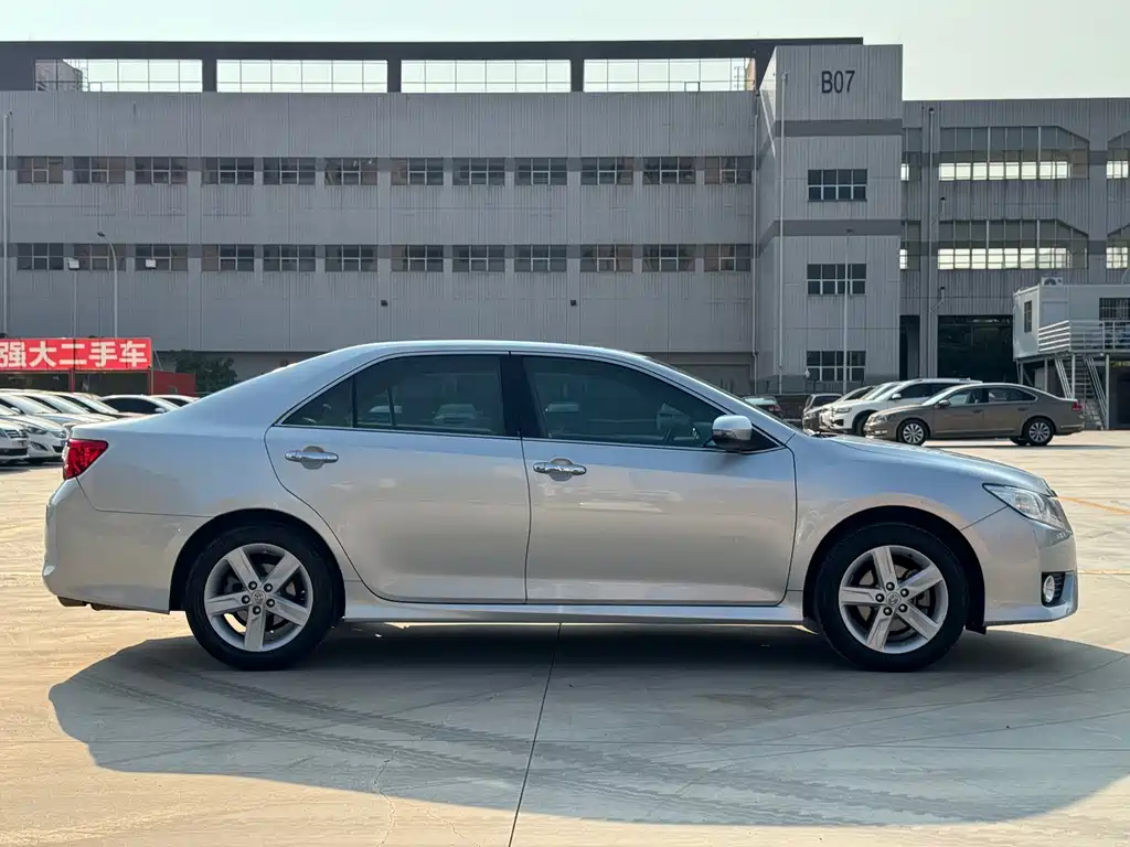 Toyota Camry — миниатюра 4
