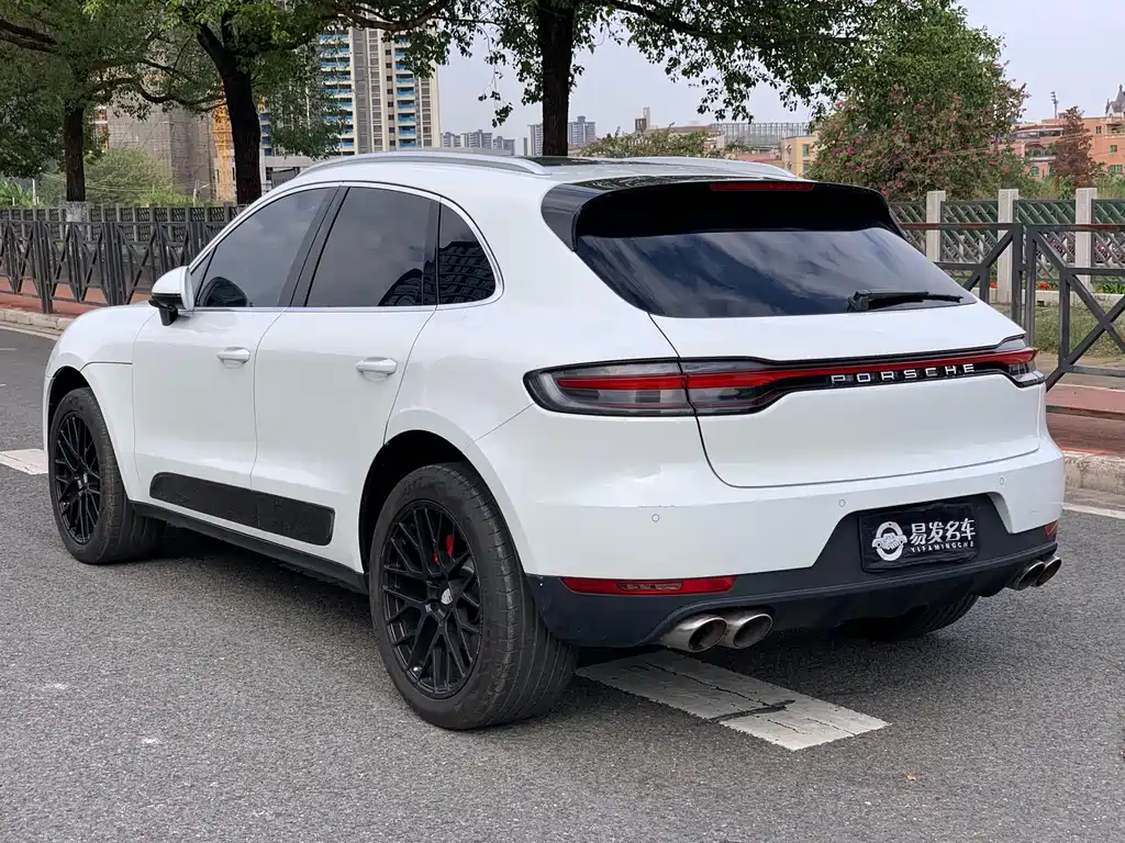 PORSCHE MACAN