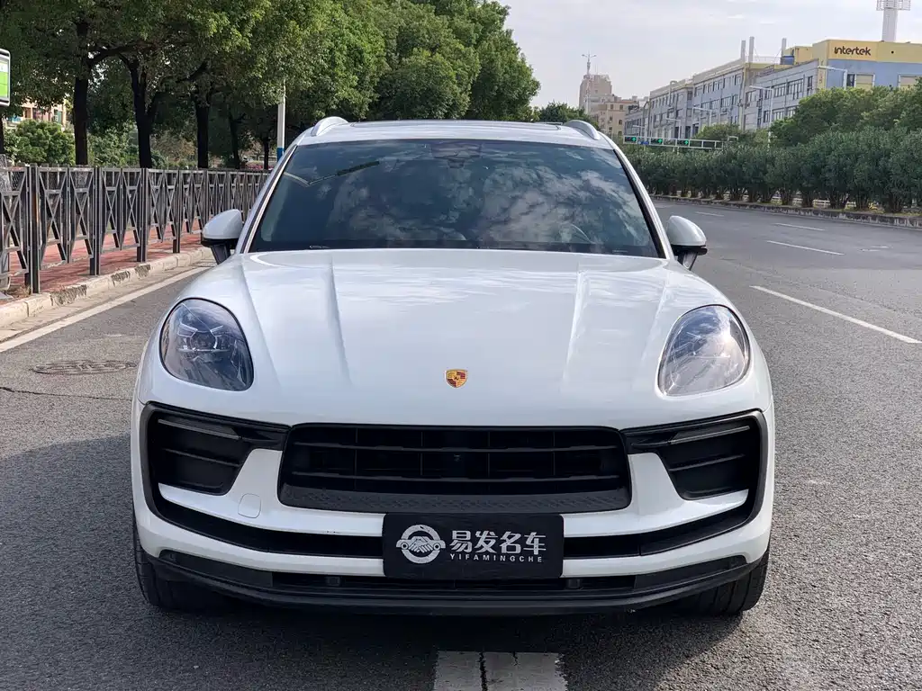 PORSCHE MACAN