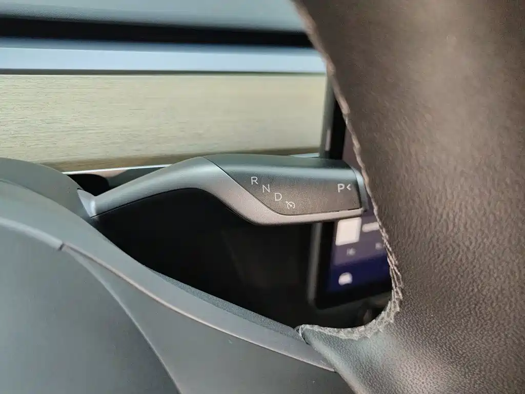 Tesla Model Y — миниатюра 10