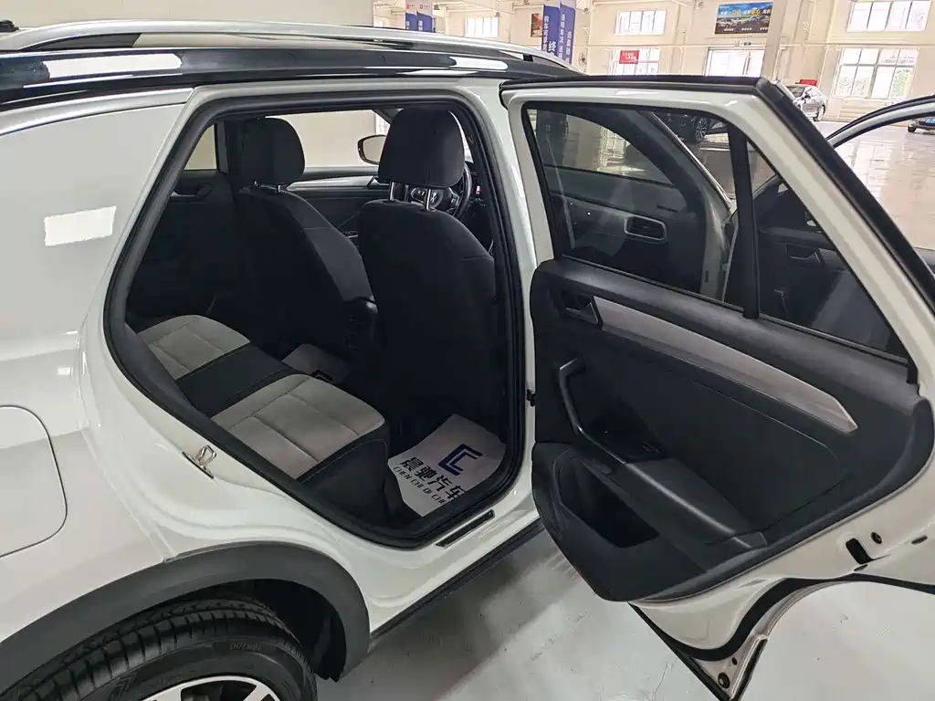 Volkswagen T-Roc — миниатюра 14