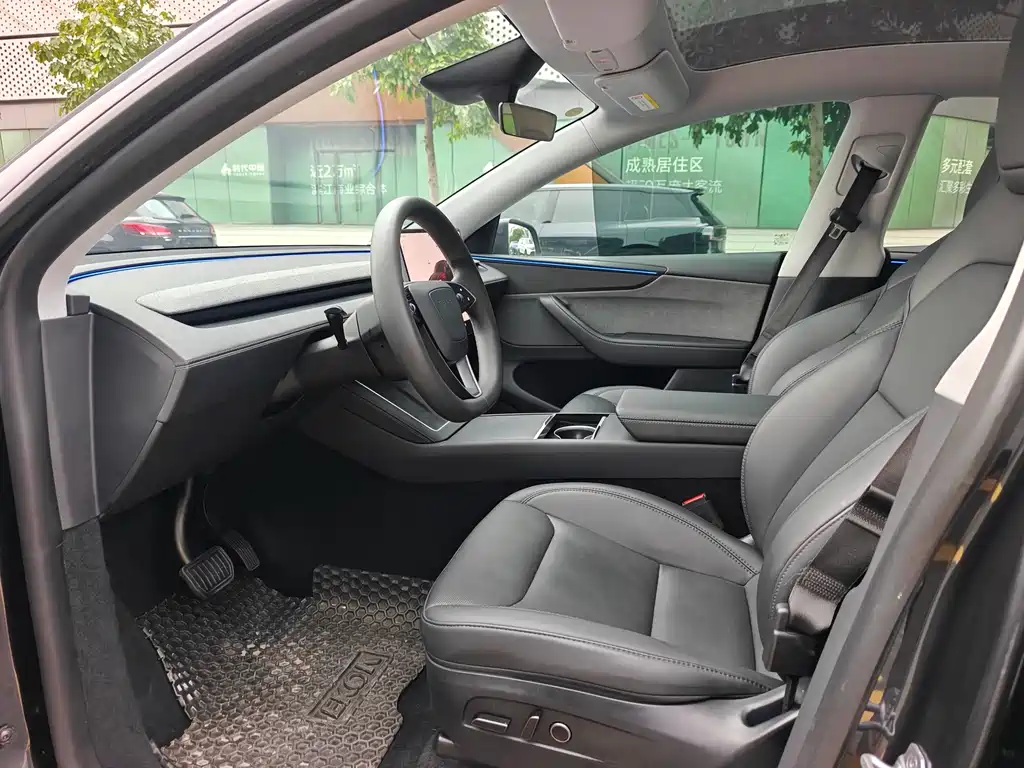 Tesla Model Y — миниатюра 8