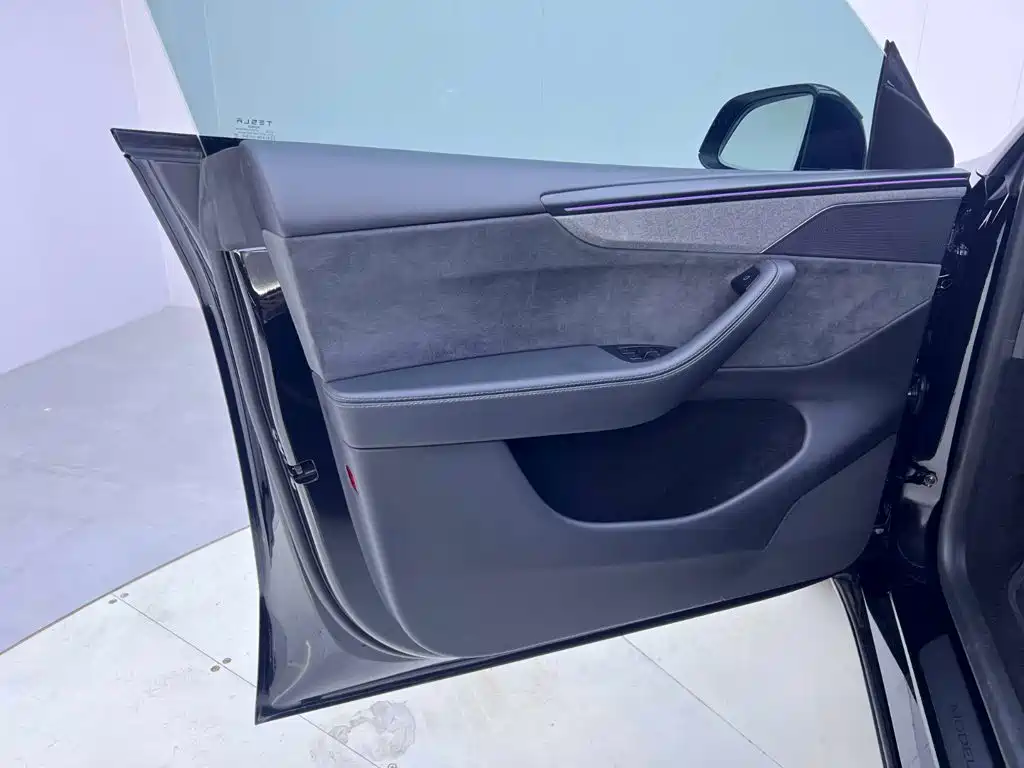 Tesla Model Y — миниатюра 16