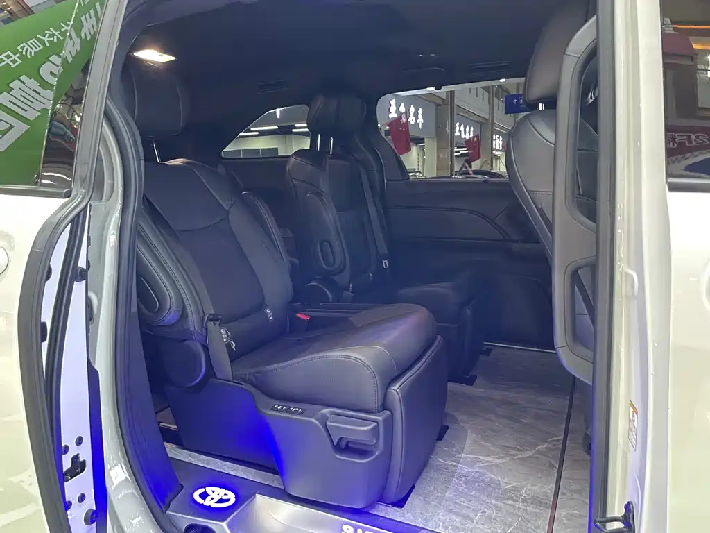 Toyota Sienna — миниатюра 10