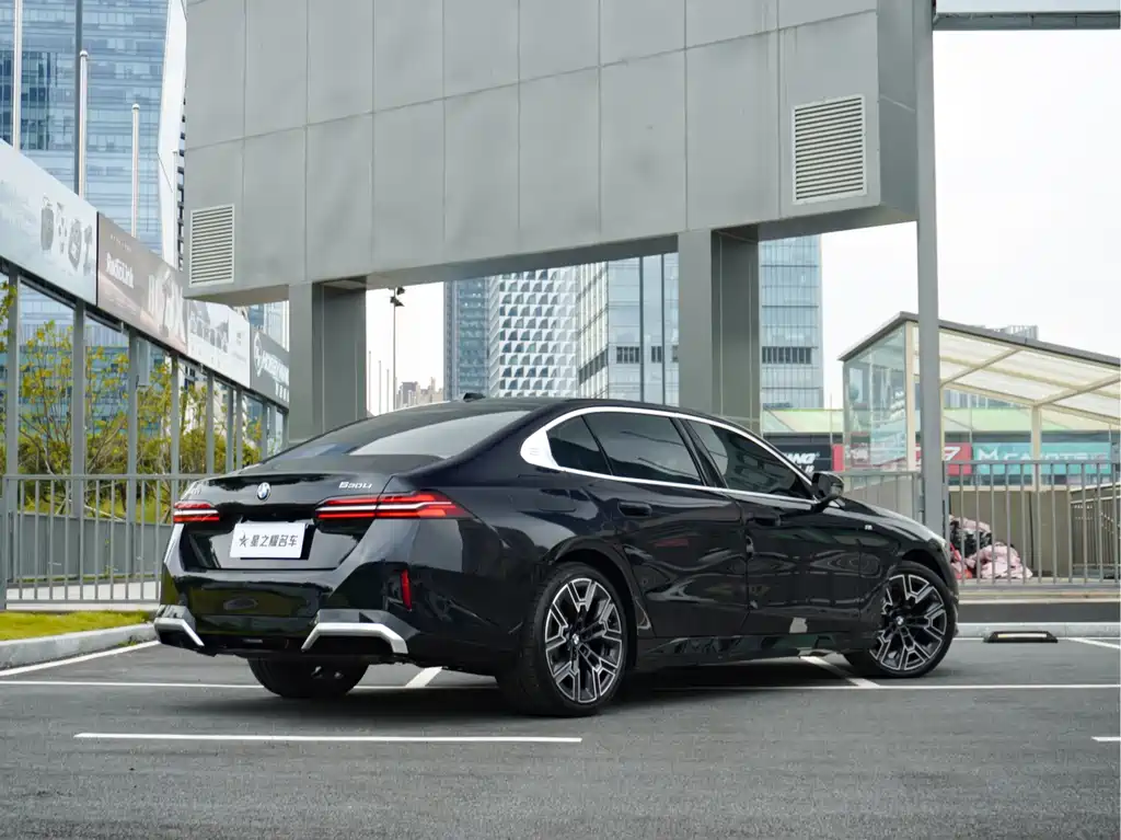 BMW 5 Series — миниатюра 8