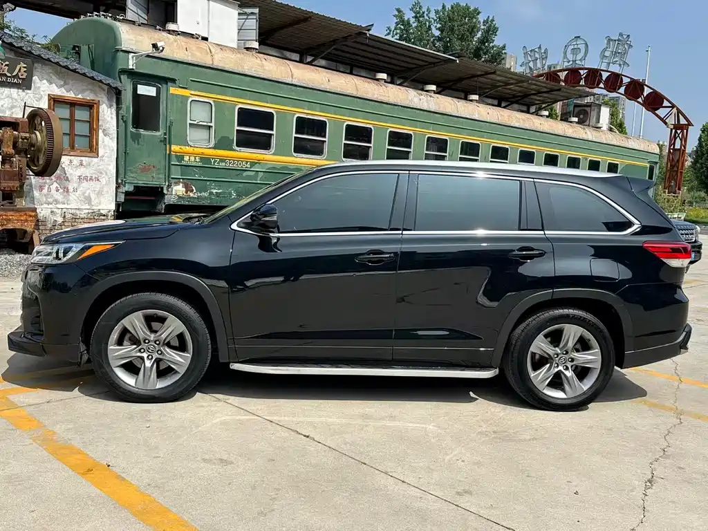 Toyota Highlander 2021 2.0T Luxury 7 мест