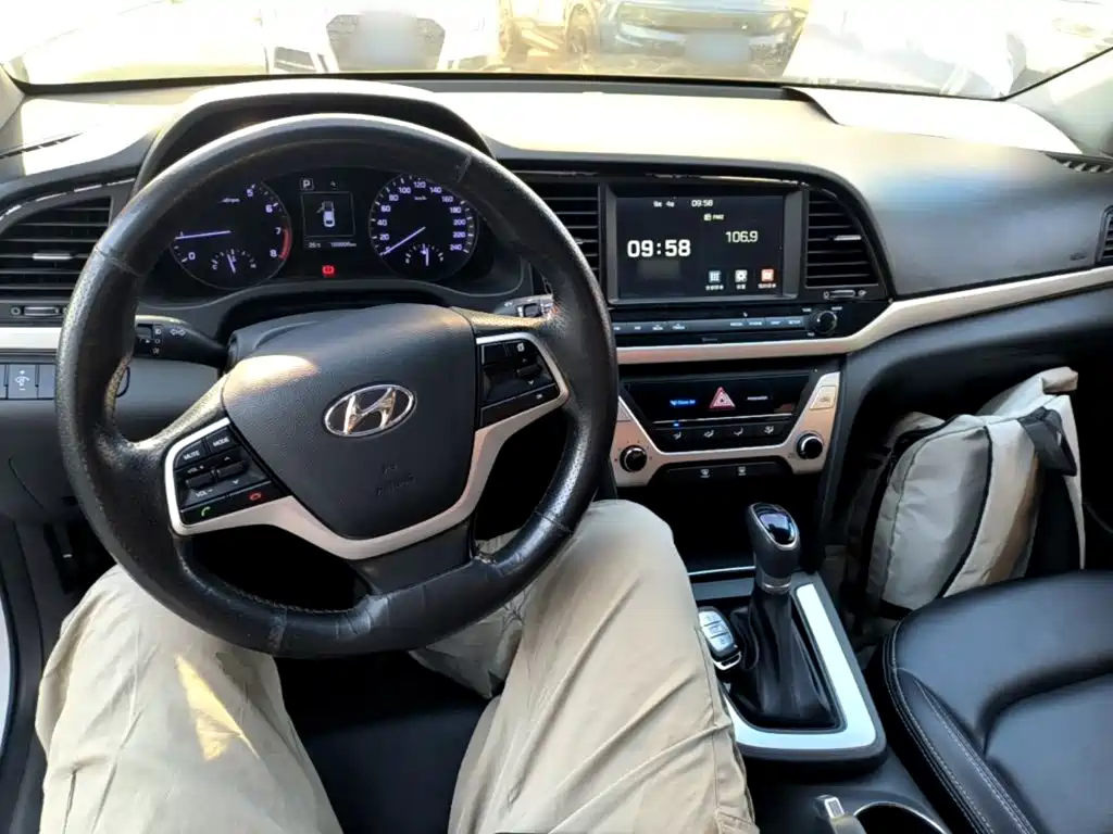 Hyundai Elantra — миниатюра 10