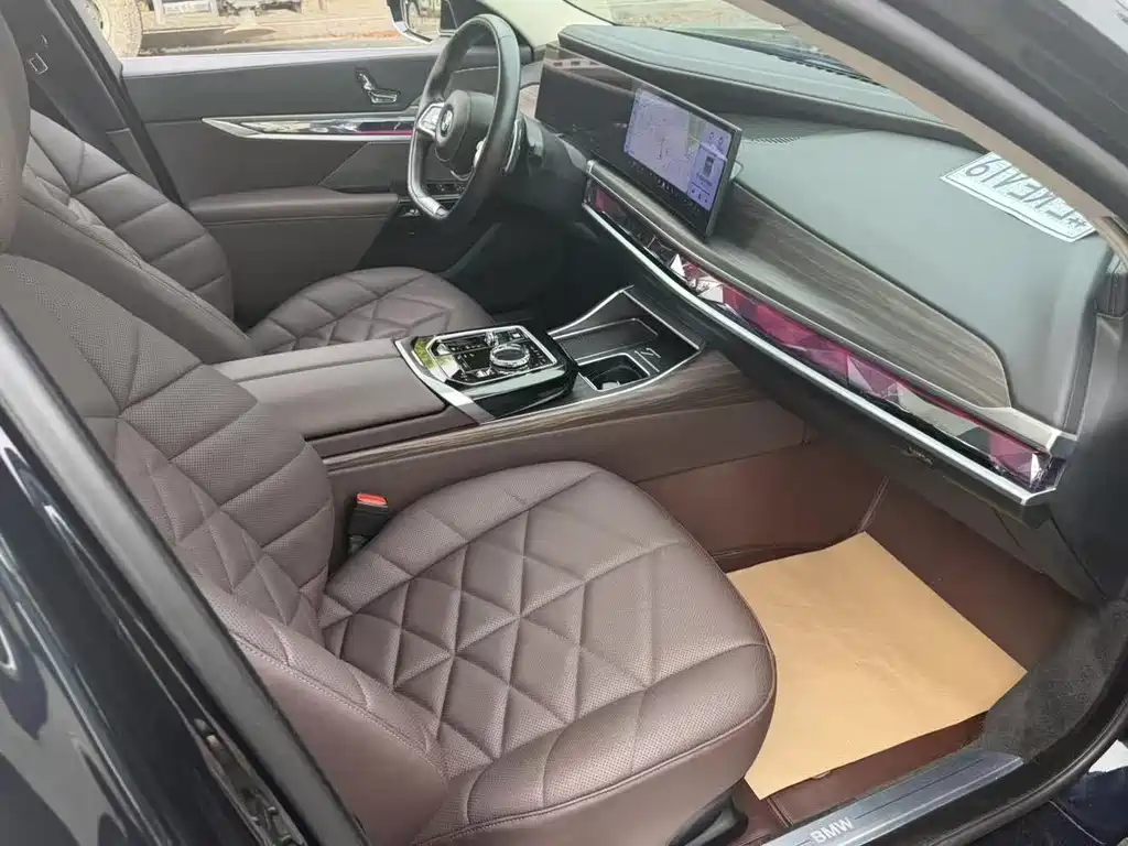 BMW 7 Series — миниатюра 11