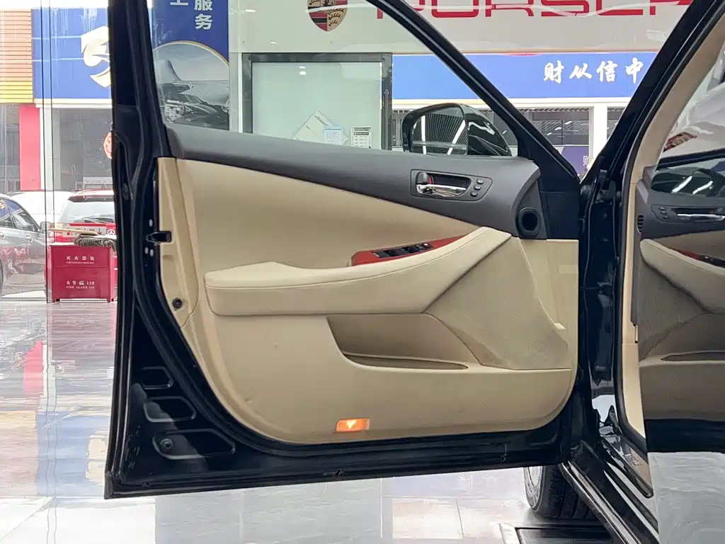 Lexus ES — миниатюра 11