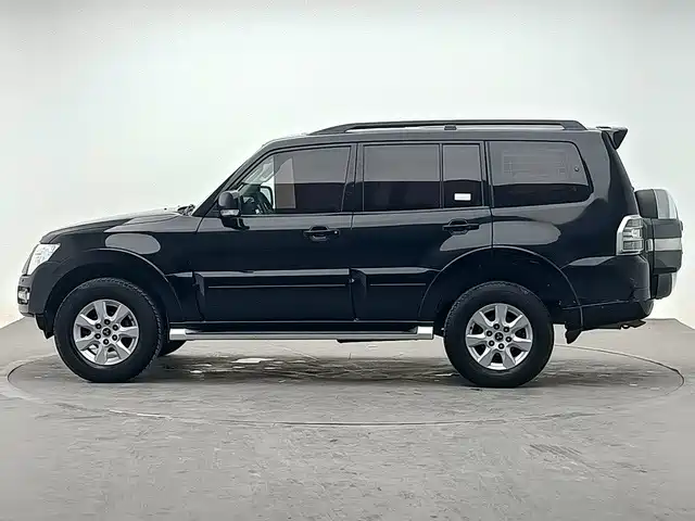 Mitsubishi Pajero (Import) — миниатюра 4