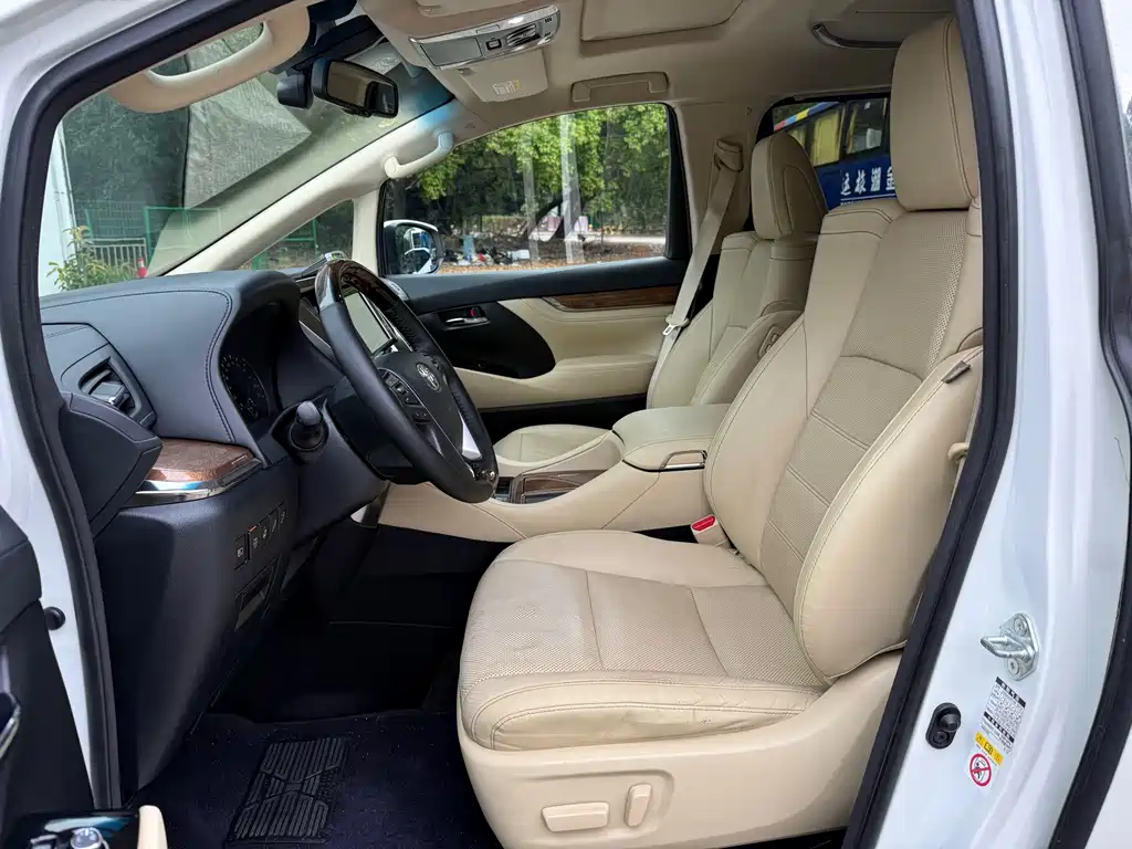 Toyota Alphard — миниатюра 6