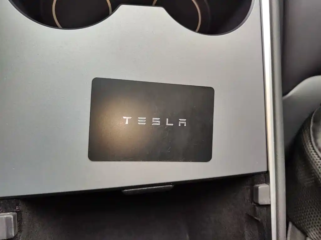 Tesla Model Y — миниатюра 9