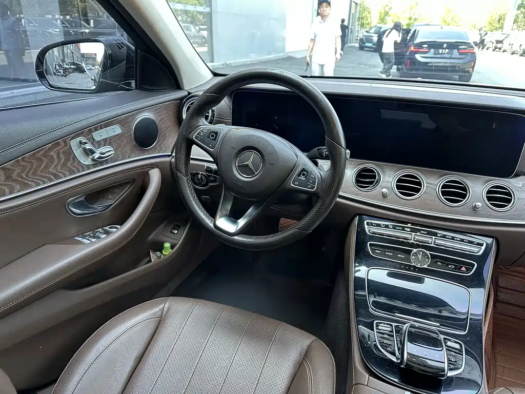 Mercedes-Benz E-Class — миниатюра 9