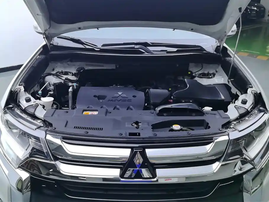 Mitsubishi Outlander 2018 2.0L 7 мест