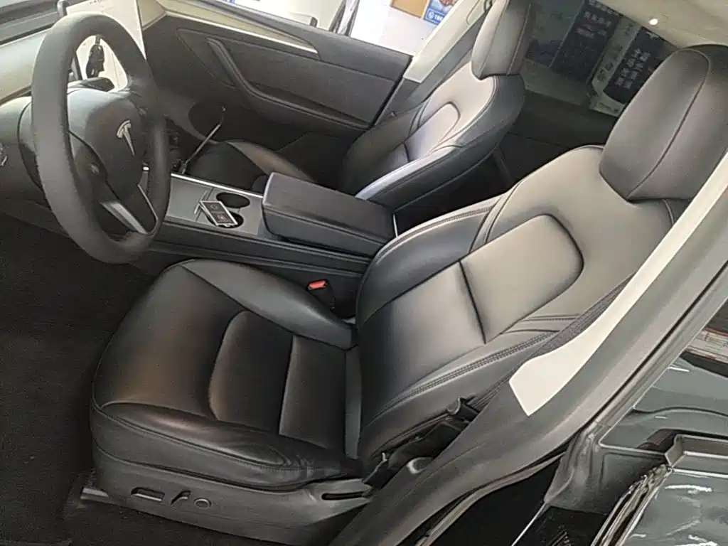 Tesla Model Y — миниатюра 15