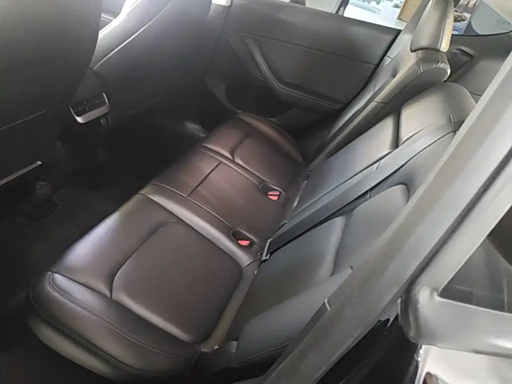 Tesla Model Y — миниатюра 17