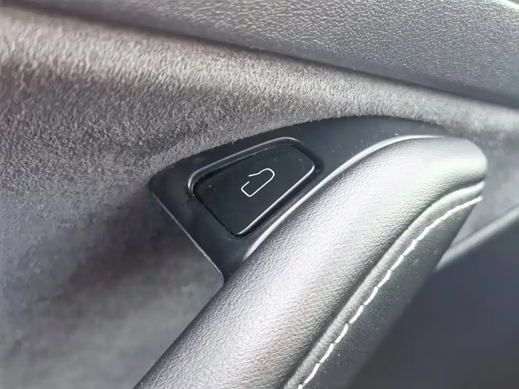 Tesla Model Y — миниатюра 28