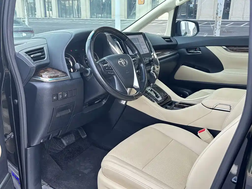 Toyota Alphard — миниатюра 8