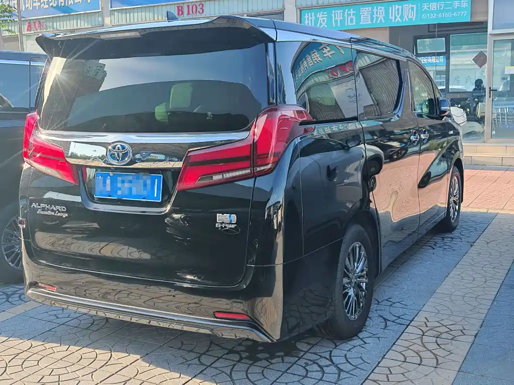 Toyota Alphard — миниатюра 3