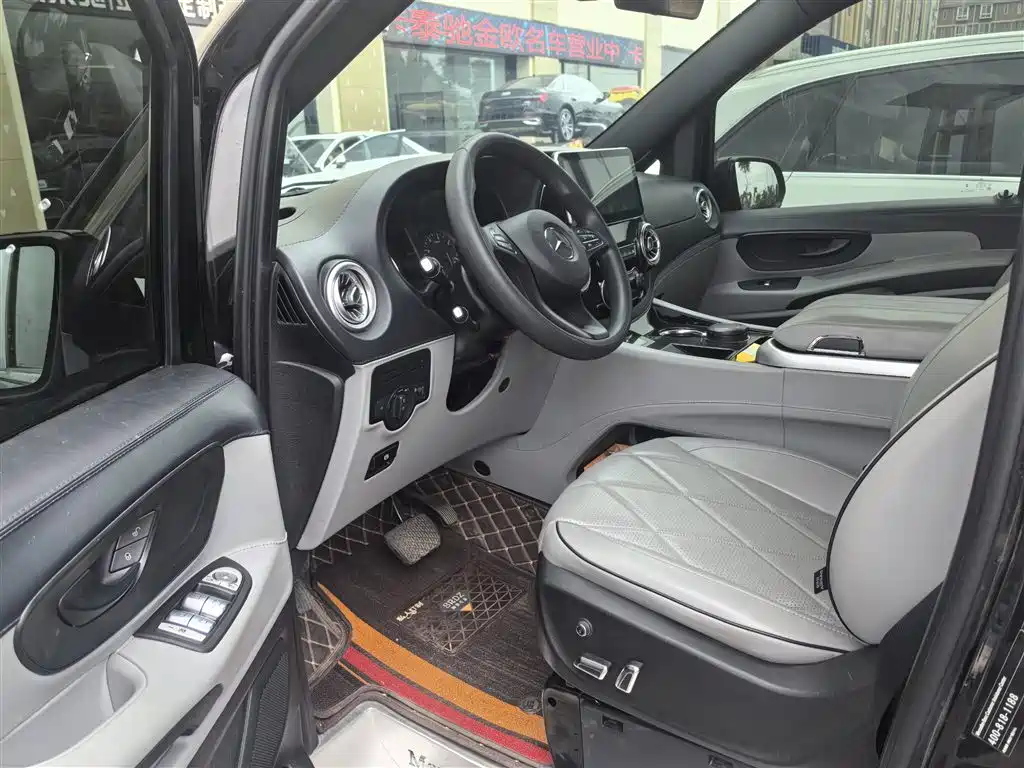 Mercedes-Benz Vito 2023 2.0T Elite 7 мест