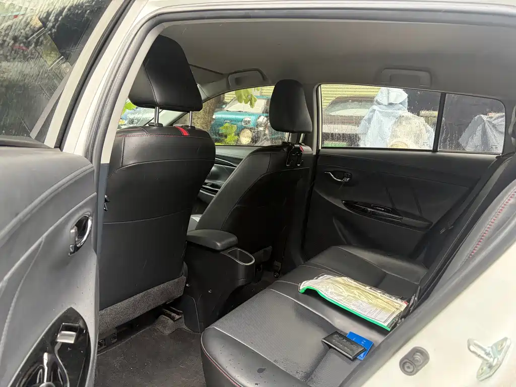 Toyota Yaris L — миниатюра 3