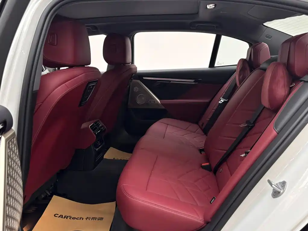 BMW 5 Series — миниатюра 9