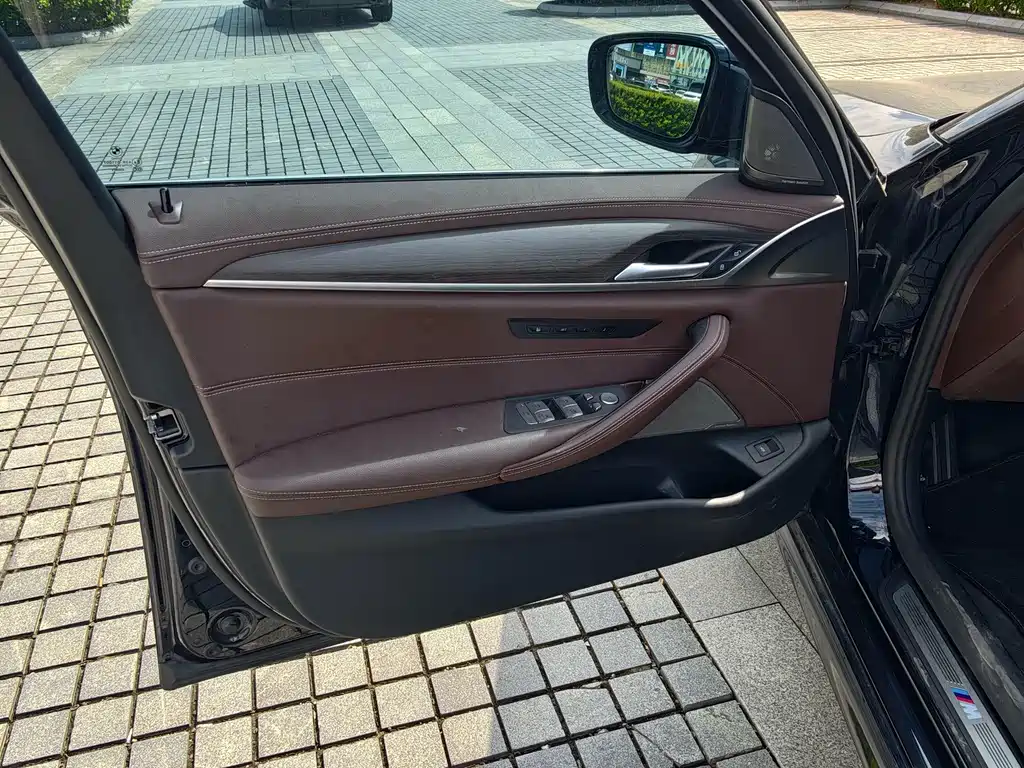BMW 5 Series — миниатюра 9