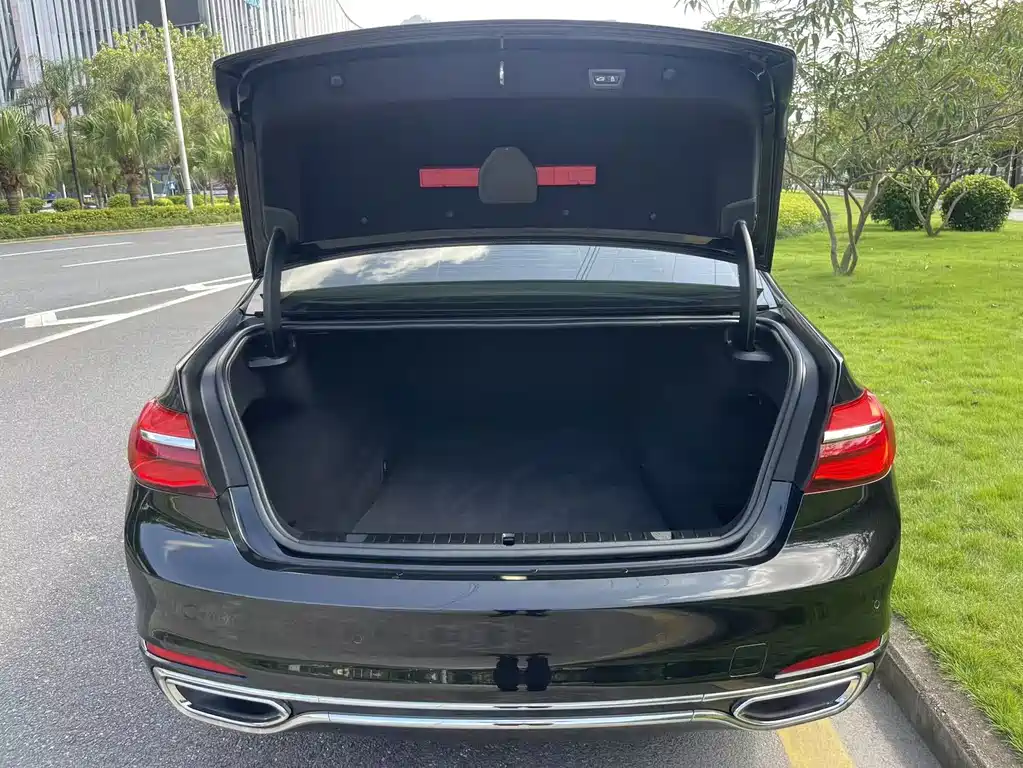 BMW 7 Series — миниатюра 9