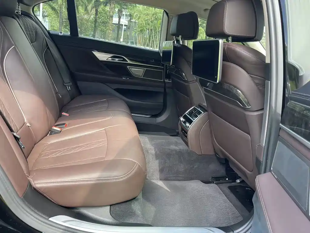 BMW 7 Series — миниатюра 13