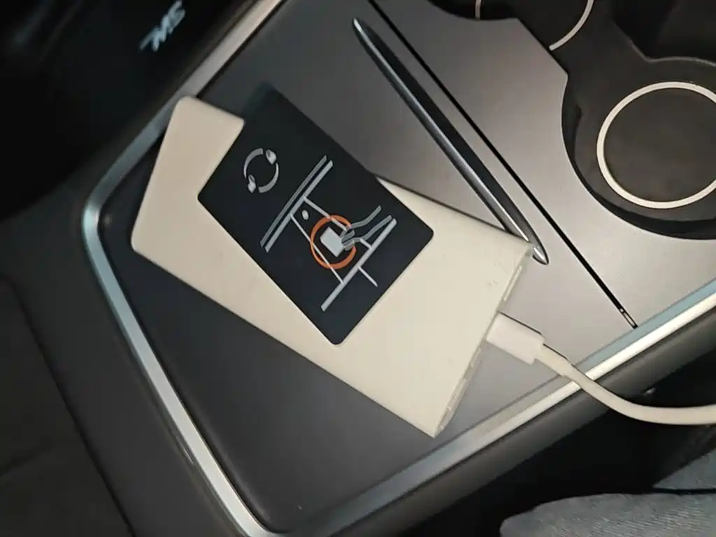 Tesla Model Y — миниатюра 9