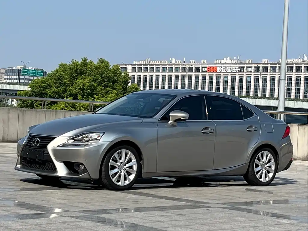 Lexus IS