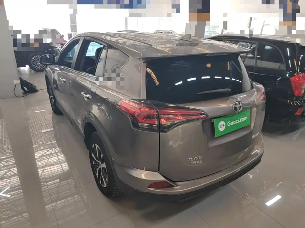 Toyota RAV4 — миниатюра 5