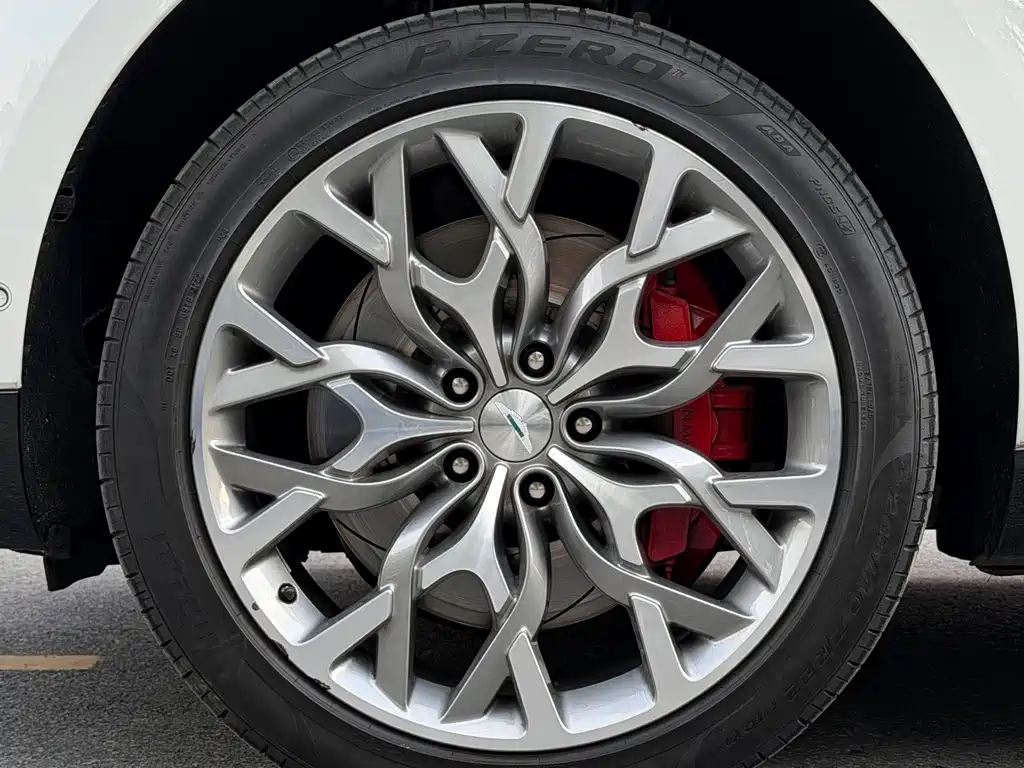 Aston Martin DBX — миниатюра 5