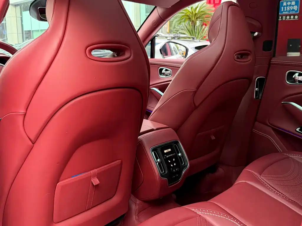 Aston Martin DBX — миниатюра 24