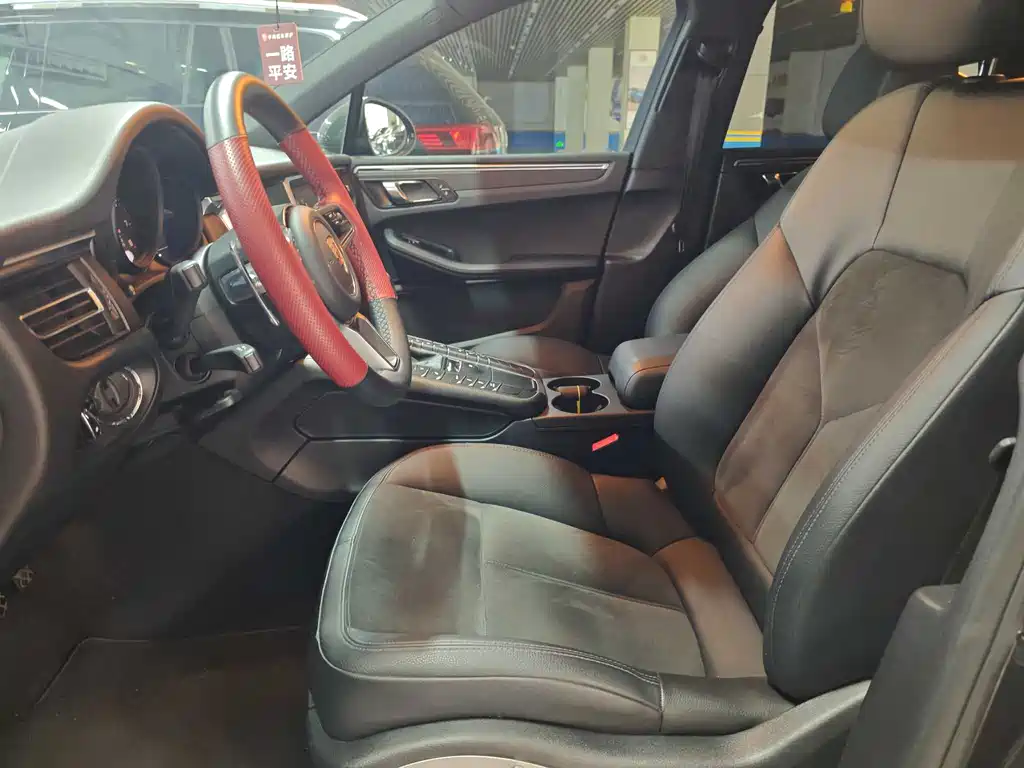 PORSCHE MACAN