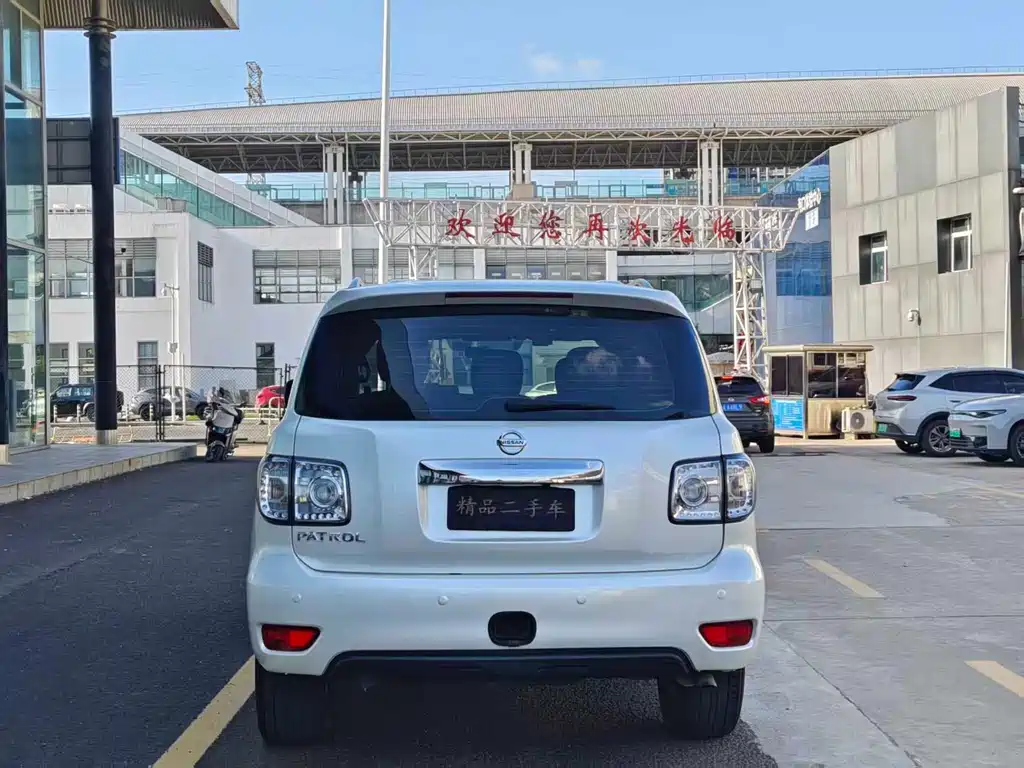 Nissan Patrol — миниатюра 8
