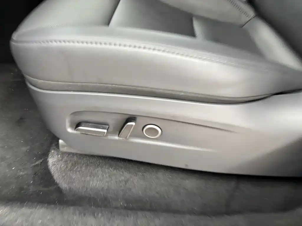 Tesla Model Y — миниатюра 12