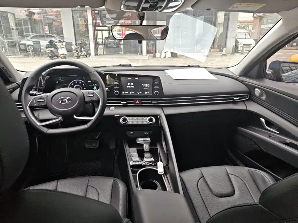 Hyundai Elantra — миниатюра 10