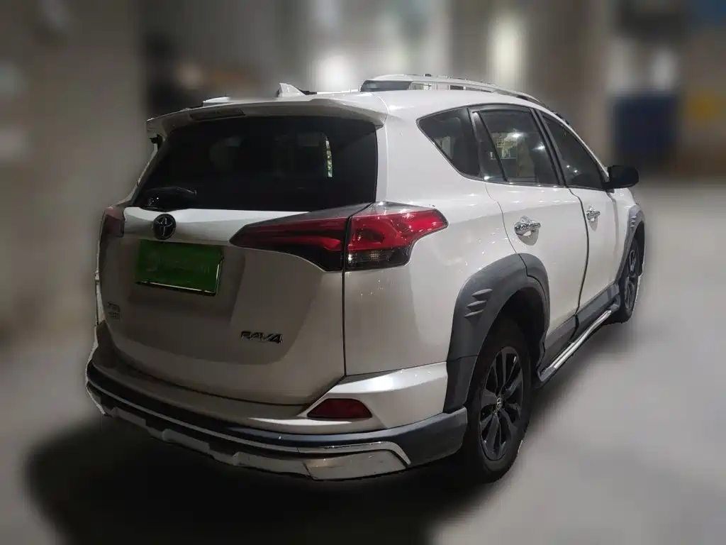 Toyota RAV4 — миниатюра 4