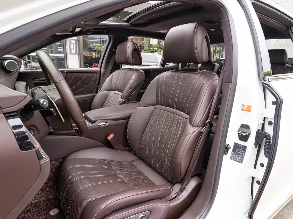 Lexus LS — миниатюра 11