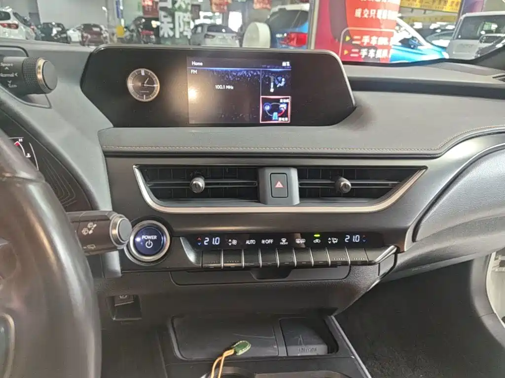 Lexus UX — миниатюра 13