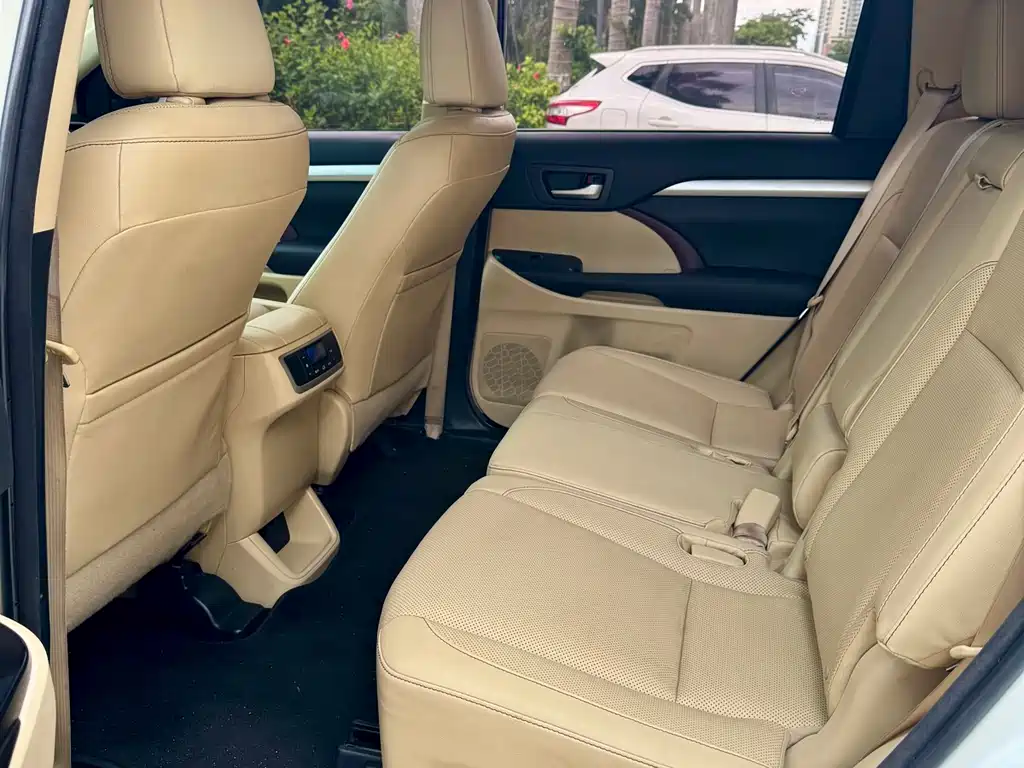 Toyota Highlander 2015 2.0T Luxury 7 мест