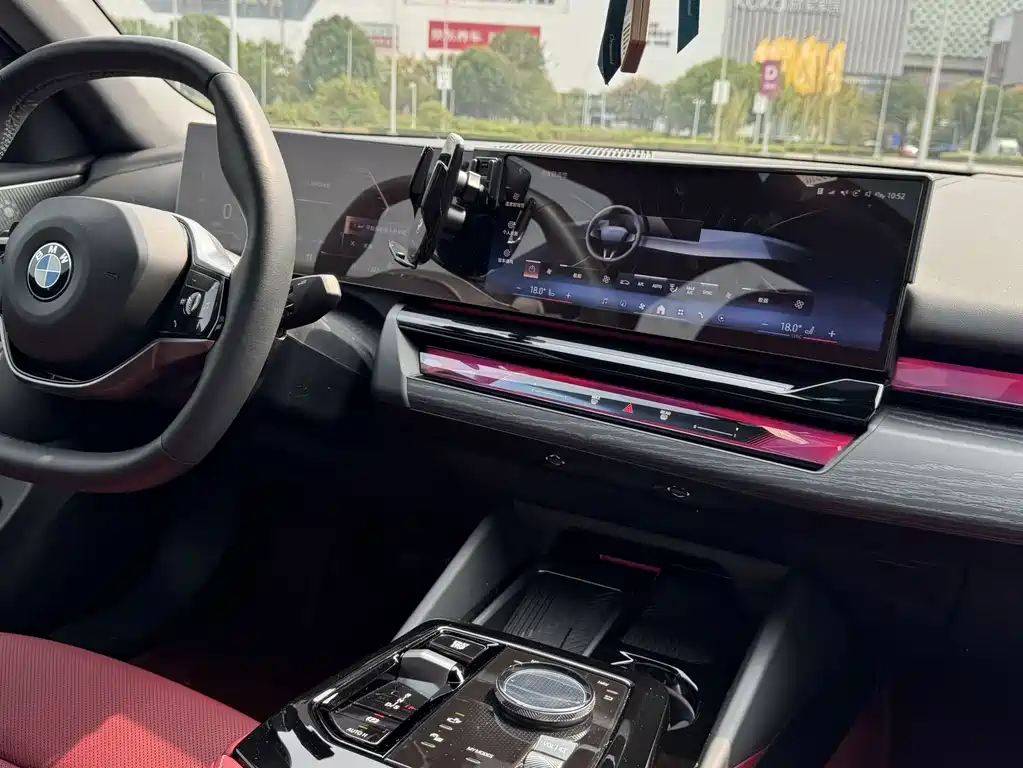 BMW 5 Series — миниатюра 13