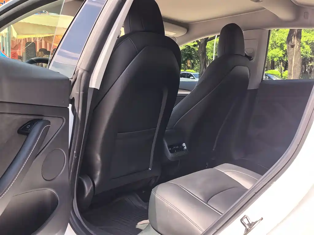 Tesla Model 3 — миниатюра 10