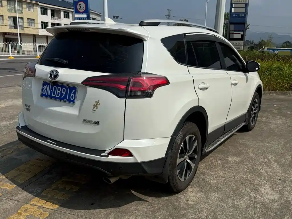 Toyota RAV4 — миниатюра 8