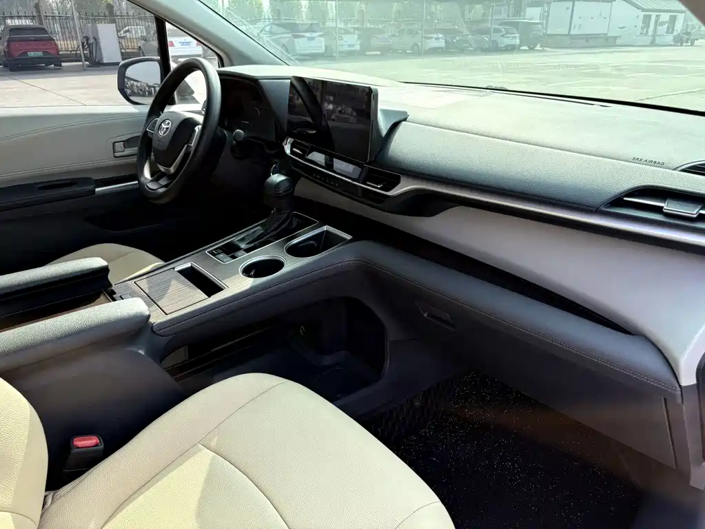 Toyota Sienna — миниатюра 17